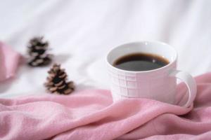 Natale composizione. tazza di caffè, sciarpa su rosa sfondo. Natale, inverno concetto. piatto posizione, superiore Visualizza, copia spazio foto