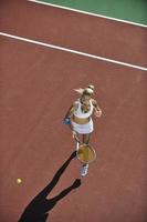 giovane donna giocare a tennis foto