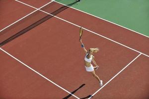 giovane donna giocare a tennis foto