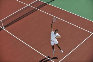 il giovane gioca a tennis foto