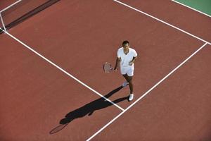 giovane donna giocare a tennis all'aperto foto