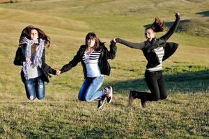 gruppo di adolescenti avere divertimento all'aperto foto