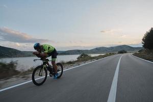 bici da corsa per atleta di triathlon foto