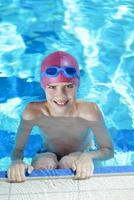 contento bambino su nuoto piscina foto