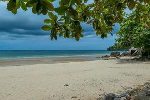 bellissimo mare nel il mattina con pioggia nube su Tailandia. foto