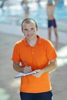 gruppo di bambini felici in piscina foto