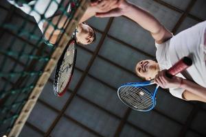 giovane ragazze giocando tennis gioco interno foto