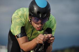 bici da corsa per atleta di triathlon foto