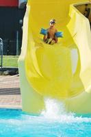 divertimento con acquascivolo sulla piscina all'aperto foto