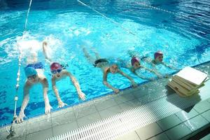 contento bambini a nuoto piscina foto