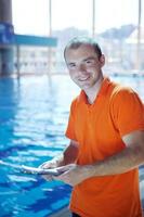 contento bambino su nuoto piscina foto