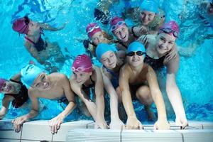 gruppo di bambini felici in piscina foto