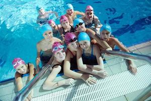 gruppo di bambini felici in piscina foto