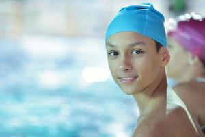 contento bambino su nuoto piscina foto