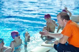 gruppo di bambini felici in piscina foto