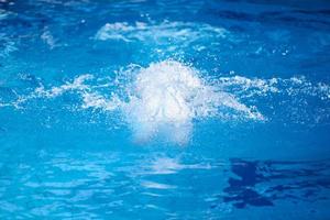 esercizio del nuotatore sulla piscina coperta foto