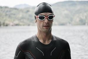 ritratto di nuotatore triatleta che indossa la muta durante l'allenamento foto