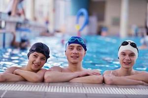 contento adolescente gruppo a nuoto piscina foto