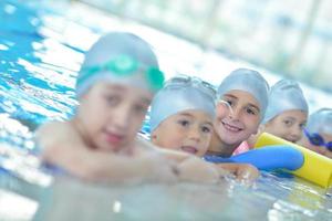 gruppo di bambini in piscina foto