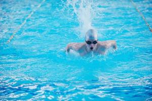 nuotatore nel piscina foto