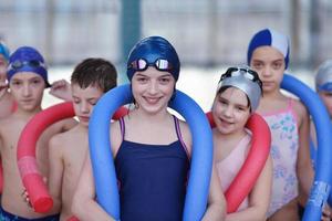 gruppo di bambini felici in piscina foto