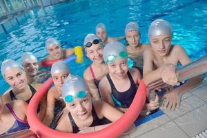 gruppo di bambini in piscina foto