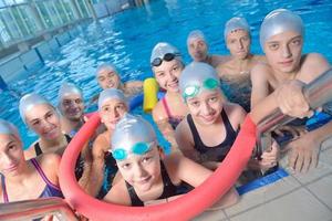 gruppo di bambini in piscina foto