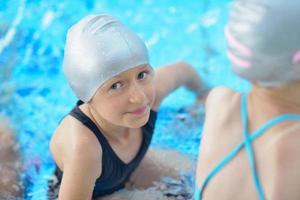 ritratto di bambino sulla piscina foto