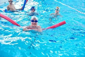 gruppo di bambini felici in piscina foto