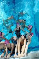 gruppo di bambini felici in piscina foto