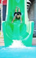 divertimento con acquascivolo sulla piscina all'aperto foto