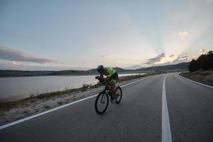 bici da corsa per atleta di triathlon foto