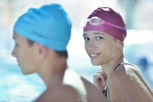 contento bambino su nuoto piscina foto