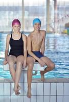 gruppo di bambini felici in piscina foto