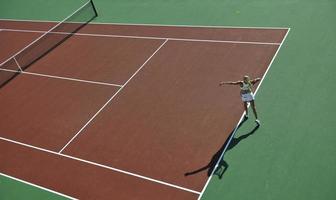 giovane donna giocare a tennis foto