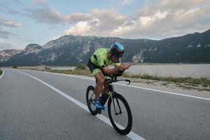 bici da corsa per atleta di triathlon foto