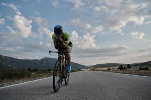 bici da corsa per atleta di triathlon foto