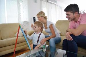 famiglia disegno su scuola tavola a casa foto