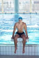 nuoto nel interno piscina foto