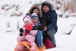 famiglia ritratto su inverno vacanza foto