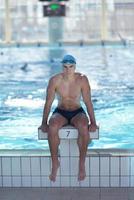 nuoto nel interno piscina foto