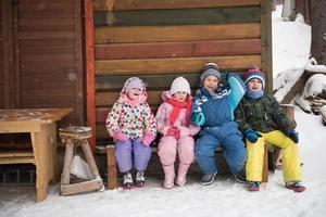 poco bambini gruppo seduta insieme nel davanti di di legno cabina foto