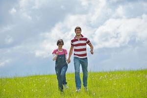 giovani coppie romantiche nell'amore insieme all'aperto foto