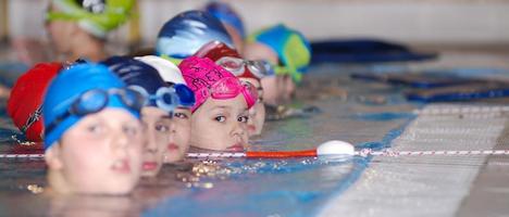 .bambini in serie in piscina foto