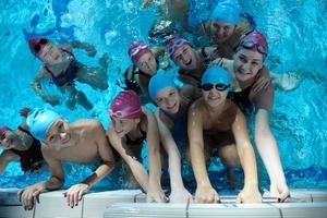 gruppo di bambini felici in piscina foto