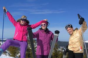 inverno stagione divertimento con gruppo di ragazze foto