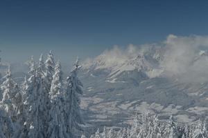 paesaggio invernale di montagna foto