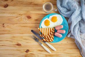 gustoso prima colazione con uova, salsicce, toast e tazza di caffè. americano prima colazione. superiore Visualizza foto