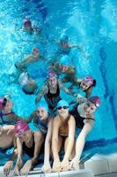 gruppo di bambini felici in piscina foto