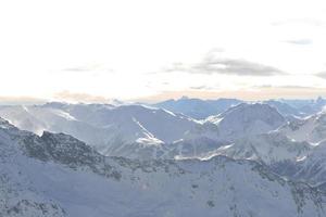 tramonto di neve in montagna foto